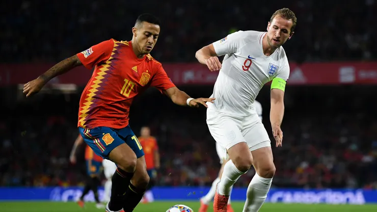SEVILLE, SPAIN - OCTOBER 15: Harry Kane of England battle for the ball with Thiago Alcantara of Spain during the UEFA Nations League A group four match between Spain and England at Estadio Benito Villamarin on October 15, 2018 in Seville, Spain. (Photo by David Ramos/Getty Images)