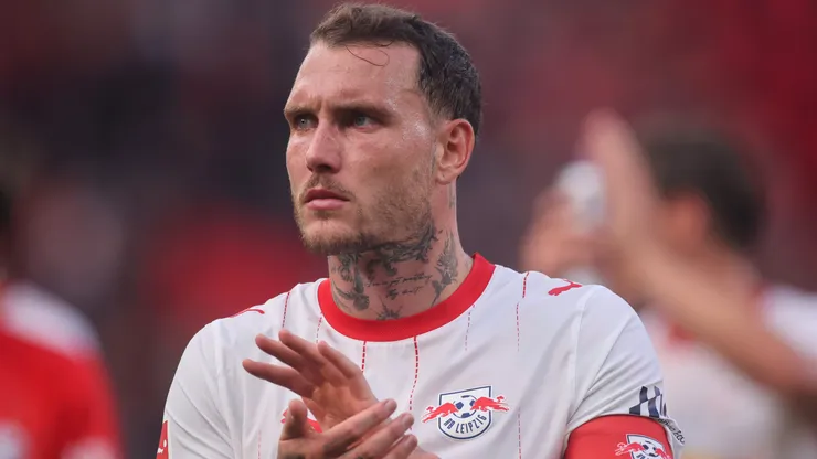 David Raum após a partida da Bundesliga entre Bayer Leverkusen e RB Leipzig. (Photo by Alex Grimm/Getty Images)