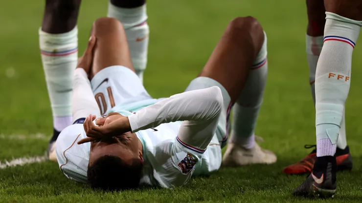 Kylian Mbappé reage ao sofrer uma lesão durante a partida da fase de grupos da Liga das Nações entre Turquia e França. (Photo by Burak Kara/Getty Images)