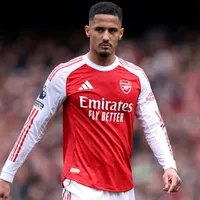 Saliba evolui enquanto Arsenal sente sua ausência