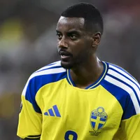 Isak deixa seleção por lesão e volta ao Liverpool