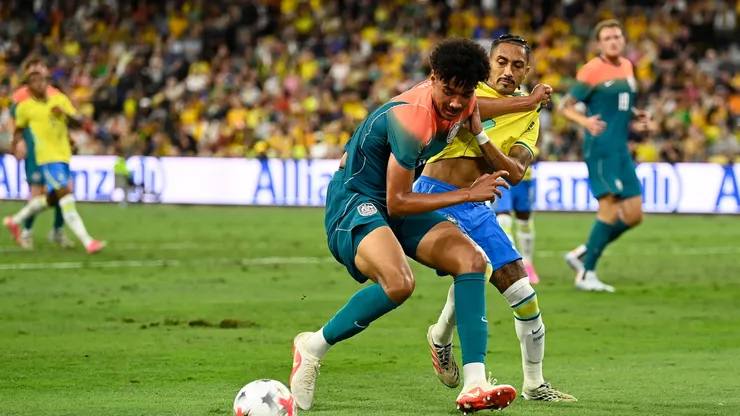 Lucas Herrington, da Austrália, e Raphael Dias Belloli, do Brasil, disputam a bola durante o amistoso internacional entre as seleções australiana e brasileira no Queensland Country Bank Stadium, em Townsville, Austrália, em 25 de setembro de 2026. (Foto de Ian Hitchcock/Getty Images)