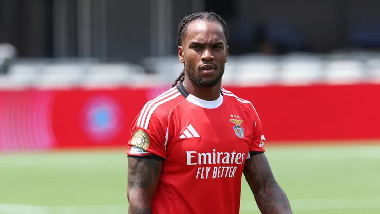 Renato Sanches, camisa 85 do SL Benfica, entra em campo durante a apresentação dos jogadores antes da partida do Grupo C do Mundial de Clubes da FIFA 2025 entre SL Benfica e FC Bayern München, no Bank of America Stadium, em 24 de junho de 2025, em Charlotte, Carolina do Norte. (Foto de Kevin C. Cox/Getty Images)