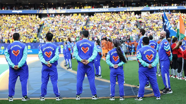 Voluntários durante a realização da Copa do Mundo nos EUA. Foto: Al Bello/Getty Images)