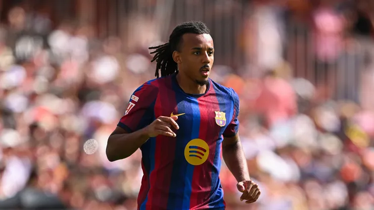 Jules Koundé, do FC Barcelona, ​​corre com a bola durante a partida da LaLiga EA Sports 2026/27 entre Valencia CF e FC Barcelona no Estádio Mestalla, em 6 de setembro de 2026, em Valência, Espanha. (Foto de David Ramos/Getty Images)