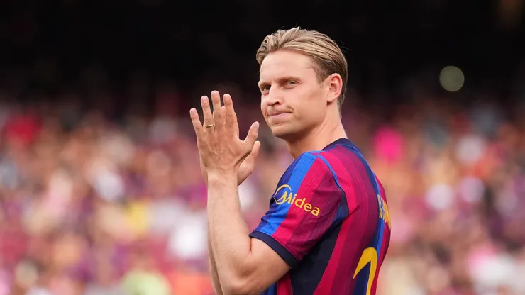 Frenkie de Jong, do FC Barcelona, acena para os torcedores ao ser apresentado antes da partida do Troféu Joan Gamper entre FC Barcelona e Al Ahly SC no Spotify Camp Nou, em 19 de agosto de 2026, em Barcelona, Espanha. (Foto de Alex Caparros/Getty Images)