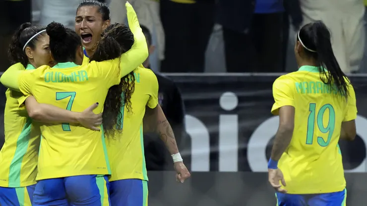 SAO PAULO, BRAZIL - JUNE 06: Beatriz Zaneratto of Brazil celebrates with teammates after scoring the second goal of her team during an international friendly match between Brazil and United States at Neo Quimica Arena on June 06, 2026 in Sao Paulo, Brazil. (Photo by Alexandre Schneider/Getty Images)