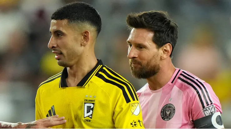 Santi Rodríguez e Messi se desentenderam em jogo na MLS. Foto: Chris Carter/Getty Images)