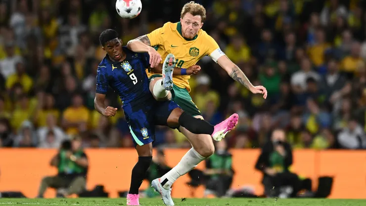 Harry Souttar, da Austrália, e Endrick Felipe Moreira de Sousa Pessoa, do Brasil, disputam a bola durante o amistoso internacional entre Austrália e Brasil no Estádio Suncorp, em Brisbane, Austrália, em 29 de setembro de 2026. (Foto de Albert Perez/Getty Images)