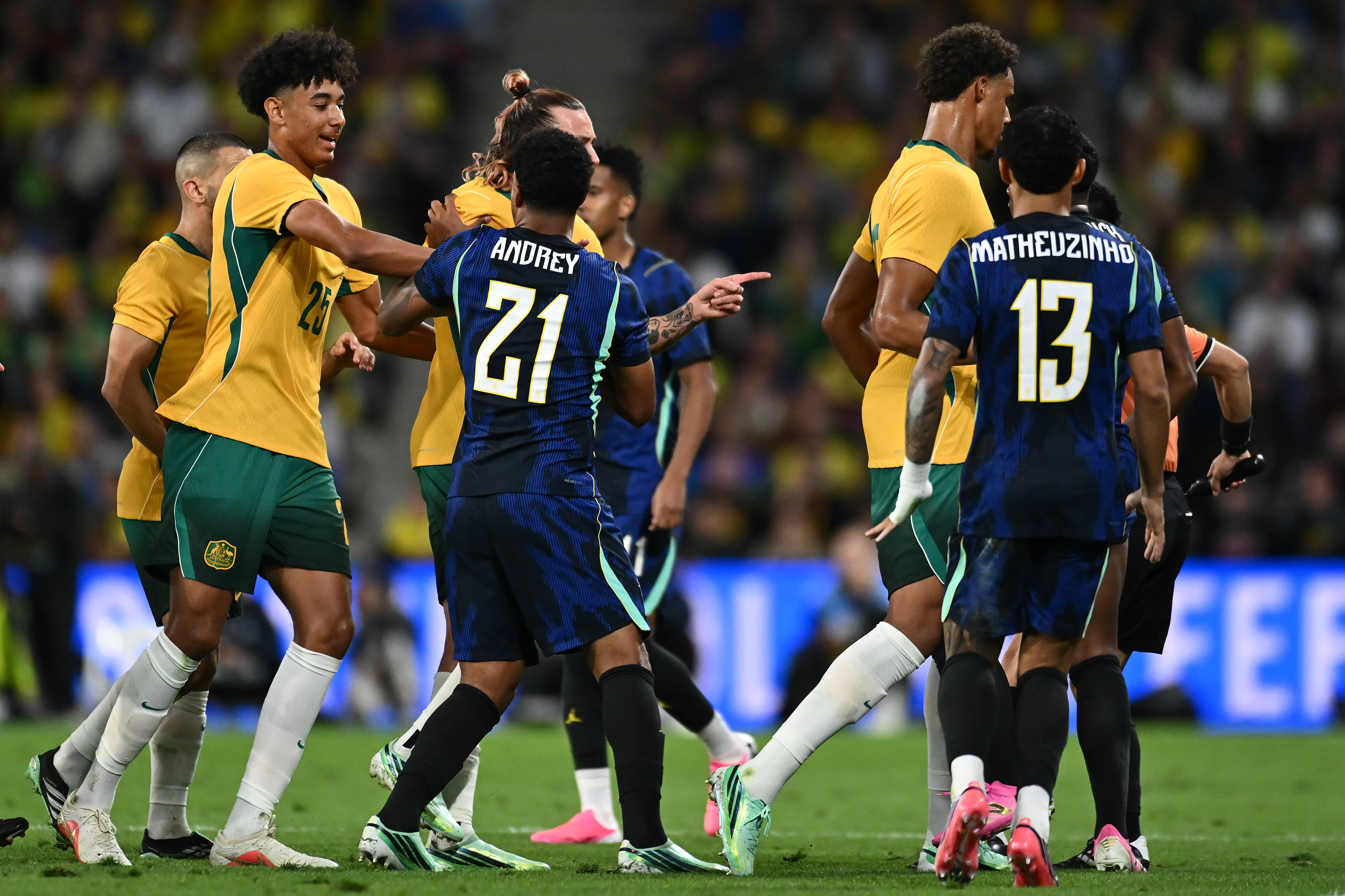 Uma briga irrompe amistoso internacional entre Austrália e Brasil no Estádio Suncorp, em Brisbane, Austrália, em 29 de setembro de 2026. (Foto de Albert Perez/Getty Images)