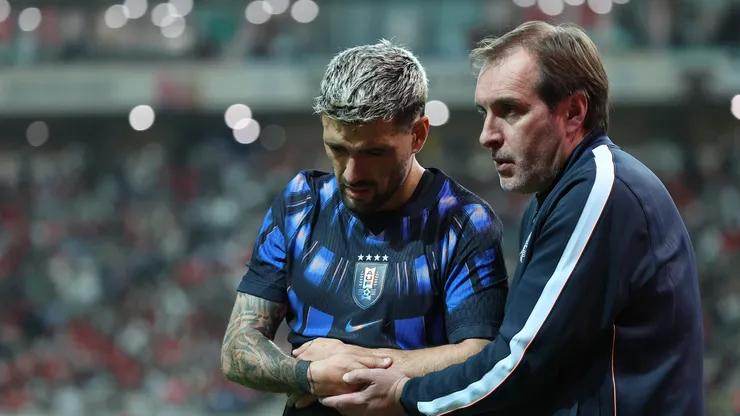 Giorgian De Arrascaeta, do Uruguai, lesionado durante o amistoso internacional entre Coreia do Sul e Uruguai no Estádio da Copa do Mundo de Seul, em 28 de setembro de 2026, em Seul, Coreia do Sul. (Foto de Chung Sung-Jun/Getty Images)