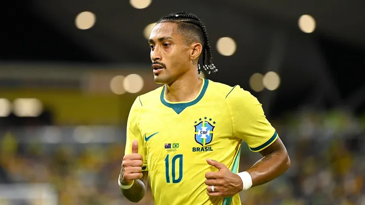 Raphinha, do Brasil, corre durante o amistoso internacional entre Austrália e Brasil no Queensland Country Bank Stadium, em 25 de setembro de 2026, em Townsville, Austrália. (Foto de Ian Hitchcock/Getty Images)