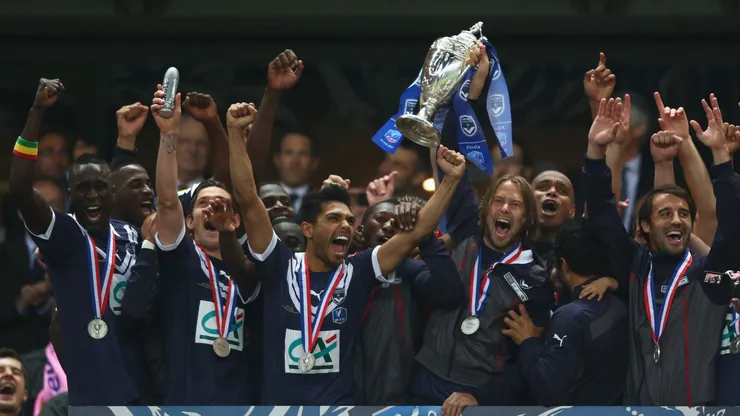 Jaroslav Plasil (2º à direita), capitão do Bordeaux, ergue o troféu de campeão após a vitória de sua equipe por 3 a 2 na final da Copa da França contra o Evian Thonon Gaillard e o FC Girondins de Bordeaux, no Stade de France, em 31 de maio de 2013, em Paris, França. (Foto de Michael Steele/Getty Images)