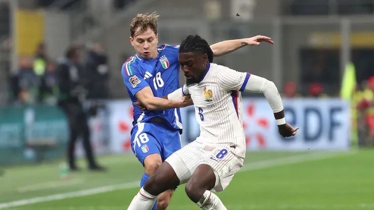 Manu Koné, da França, disputa a bola com Nicolò Barella, da Itália, durante a partida do Grupo A2 da Liga A da Liga das Nações da UEFA 2024/25 entre Itália e França, em 17 de novembro de 2024, em Milão, Itália. (Foto de Marco Luzzani/Getty Images)