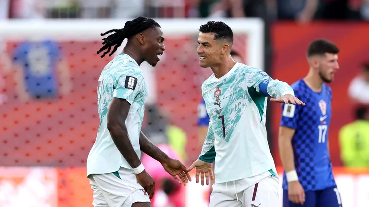 Cristiano Ronaldo, camisa 7 de Portugal, comemora após marcar o primeiro gol de sua equipe com Rafael Leão, camisa 17, durante a partida da fase de 32 avos de final da Copa do Mundo FIFA 2026 entre Portugal e Croácia, no Estádio de Toronto, em 2 de julho de 2026, em Toronto, Ontário. (Foto de Justin Setterfield/Getty Images)