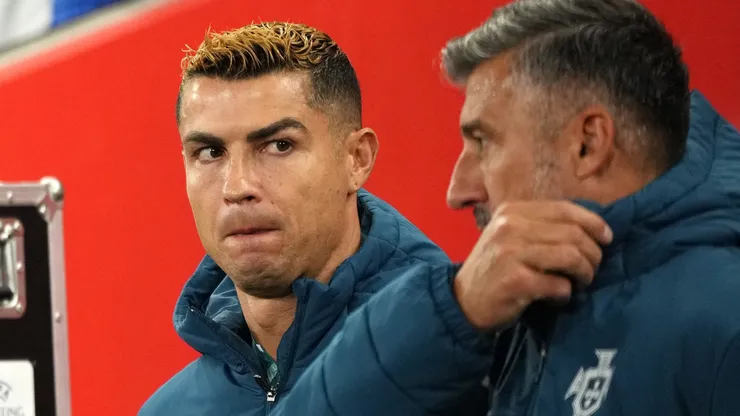 Cristiano Ronaldo, de Portugal, caminha para o banco de reservas como substituto antes da partida da fase de grupos da Liga das Nações da UEFA 2026/27 entre Noruega e Portugal, no Estádio Ullevaal, em 27 de setembro de 2026, em Oslo, Noruega. (Foto de Marius Nordnes / Nordnes Photo/Getty Images)