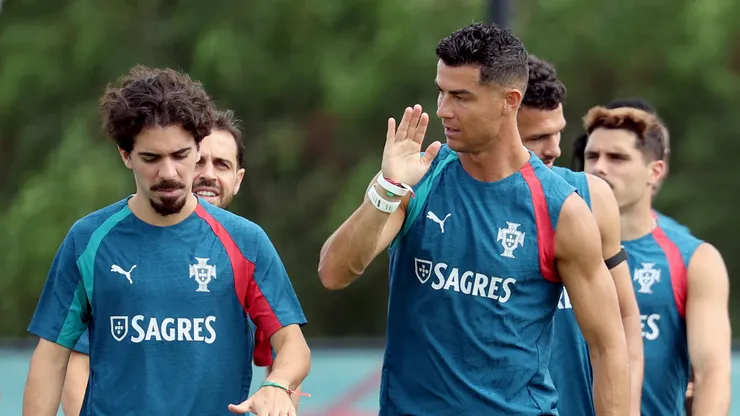 Vitinha, nº 23, e Cristiano Ronaldo, nº 7, de Portugal, conversam durante o treino antes da partida do Grupo K da Copa do Mundo da FIFA 2026 entre Portugal e Colômbia, no Palm Beach Gardens Tennis & Pickleball Center, em 25 de junho de 2026, em Palm Beach Gardens, Flórida. (Foto de Leonardo Fernandez/Getty Images)