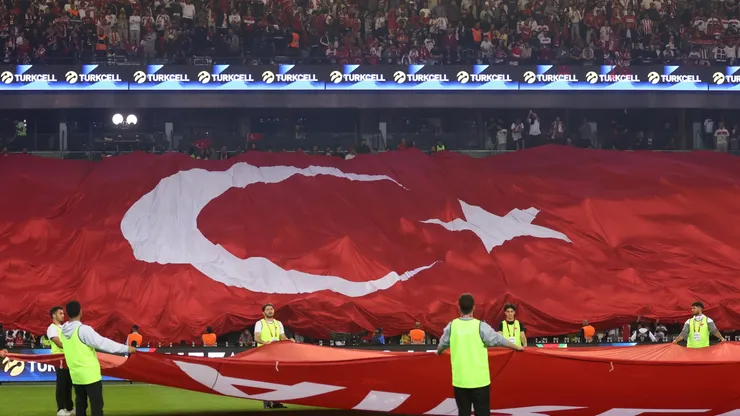 A bandeira nacional da Turquia é exibida no estádio antes da partida da fase de grupos da Liga das Nações da UEFA 2026/27 entre Turquia e França, no Estádio de Kocaeli, em 25 de setembro de 2026, em Kocaeli, Turquia. (Foto de Burak Kara/Getty Images)