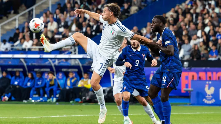 PARIS, FRANCE - OCTOBER 2: Pio Esposito of Italy challenges for the ball with Dayot Upamecano of France during the UEFA Nations League 2026/27 group phase match between France and Italy at Stade de France on October 2, 2026 in Paris, France. (Photo by Pauline Figuet/Getty Images)