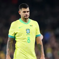 Bruno Guimarães tropeça e quebra a internet contra a Índia