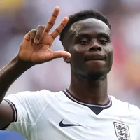 Saka marca duas vezes pela Inglaterra antes de voltar ao Arsenal