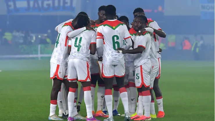 Argentinos aplaudem seleção africana após saga de viagem. Foto: Marcelo Endelli/Getty Images)