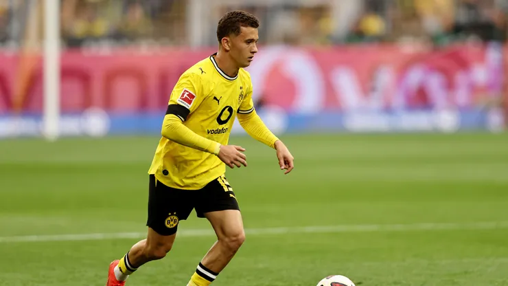 DORTMUND, GERMANY - AUGUST 29: Konstantinos Karetsas of Borussia Dortmund runs with the ball during the Bundesliga 2026/27 match between Borussia Dortmund and Hamburger SV at Signal Iduna Park on August 29, 2026 in Dortmund, Germany. (Photo by Christof Koepsel/Getty Images)
