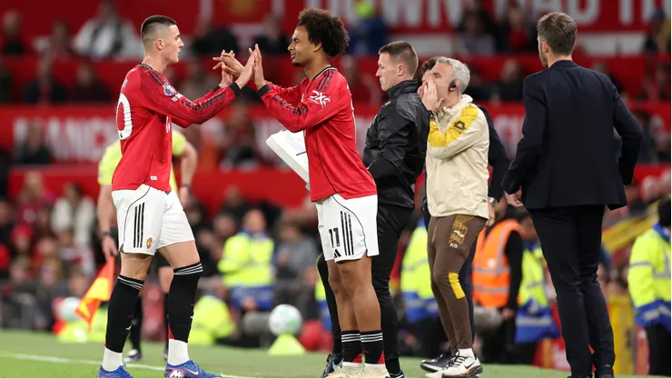 MANCHESTER, ENGLAND - APRIL 27: Benjamin Sesko of Manchester United high fives teammate Joshua Zirkzee as he leaves the pitch during the Premier League match between Manchester United and Brentford at Old Trafford on April 27, 2026 in Manchester, England. (Photo by Alex Livesey/Getty Images)