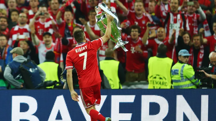 LONDON, ENGLAND - MAY 25: Franck Ribery of Bayern Muenchen celebrates with the trophy after victory in the UEFA Champions League final match between Borussia Dortmund and FC Bayern Muenchen at Wembley Stadium on May 25, 2013 in London, United Kingdom. (Photo by Alex Grimm/Getty Images)