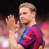 Frenkie de Jong retorna aos treinos com o Barcelona