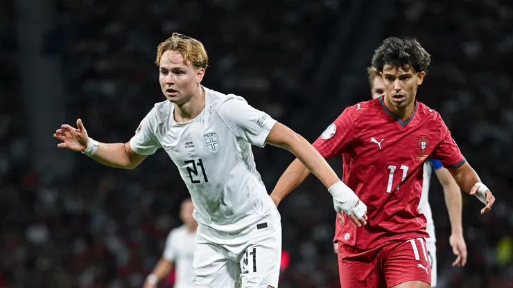 Andreas Schjelderup da Noruega e João Félix de Portugal durante a partida da fase de grupos da UEFA Nations League 2026/27 entre Portugal e Noruega no Estádio do Dragão em 4 de outubro de 2026 no Porto, Portugal. (Foto de Otávio Passos/Getty Images)