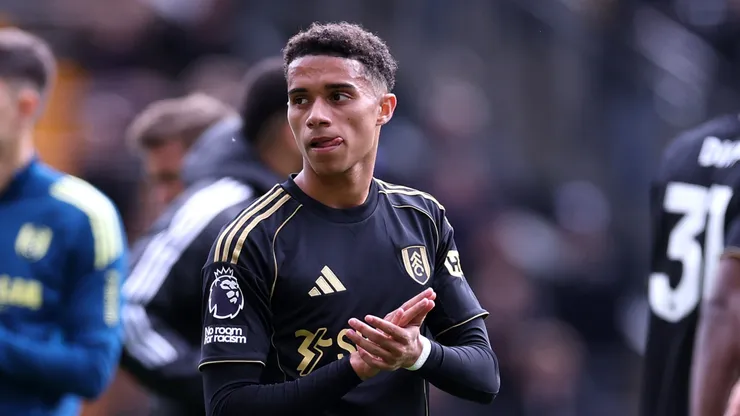 Joshua King, do Fulham, aplaude os torcedores após a partida da Premier League entre Wolverhampton Wanderers e Fulham no Molineux, em 17 de maio de 2026, em Wolverhampton, Inglaterra. (Foto de Naomi Baker/Getty Images)