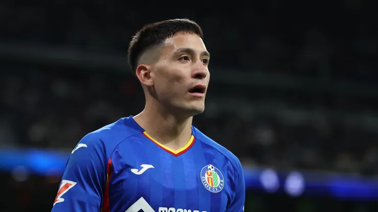 Martín Satriano, do Getafe, observa durante a partida da LaLiga EA Sports entre Real Madrid CF e Getafe CF no Estádio Santiago Bernabéu, em 2 de março de 2026, em Madri, Espanha. (Foto de Florencia Tan Jun/Getty Images)