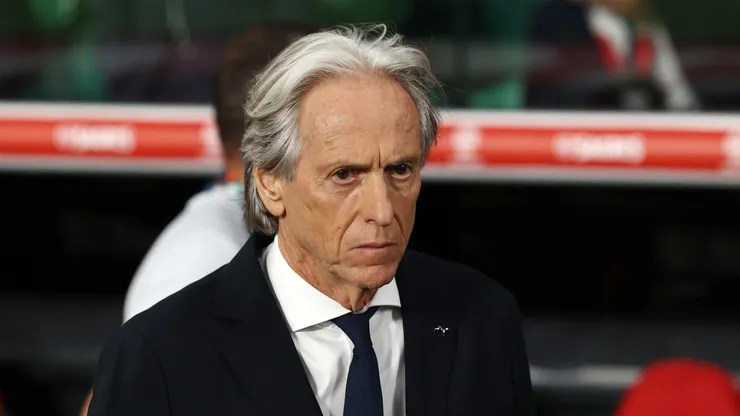 Jorge Jesus, treinador principal de Portugal, observa antes do jogo da fase de grupos da UEFA Nations League 2026/27 entre Portugal e País de Gales, no Estádio José Alvalade, em 24 de setembro de 2026, em Lisboa, Portugal. (Foto de Carlos Rodrigues/Getty Images)