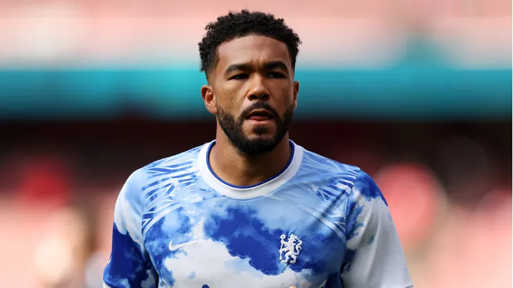 Xabi Alonso vê Reece James como meio-campista.