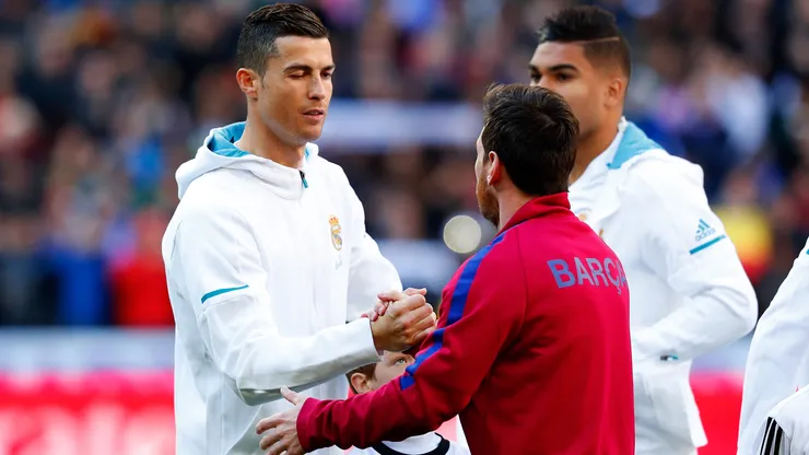 MADRID, SPAIN - DECEMBER 23: Cristiano Ronaldo of Real Madrid greets Lionel Messi of Barcelona prior to the La Liga match between Real Madrid and Barcelona at Estadio Santiago Bernabeu on December 23, 2017 in Madrid, Spain. (Photo by Gonzalo Arroyo Moreno/Getty Images)