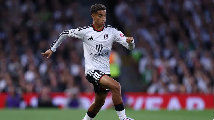 LONDON, ENGLAND - AUGUST 24: Joshua King of Fulham controls the ball during the Premier League 2026/27 match between Fulham and Chelsea FC at Craven Cottage on August 24, 2026 in London, England. (Photo by Ryan Pierse/Getty Images)
