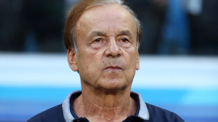 Gernot Rohr, técnico da Nigéria, observa o jogo antes da partida do Grupo D da Copa do Mundo FIFA Rússia 2018 entre Nigéria e Islândia, na Arena Volgogrado, em 22 de junho de 2018, em Volgogrado, Rússia. (Foto de Catherine Ivill/Getty Images)