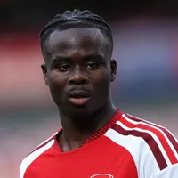 Saka vira peça central após lesões no Arsenal
