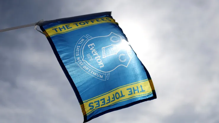 Uma bandeira do Everton é vista tremulando do lado de fora do estádio antes da partida da Premier League 2026/27 entre Everton e Ipswich Town no Hill Dickinson Stadium em 19 de setembro de 2026 em Liverpool, Inglaterra. (Foto de Lewis Storey/Getty Images)