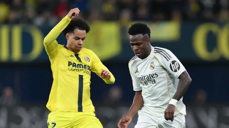 Tajon Buchanan, do Villarreal CF, disputa a bola com Vinicius Junior, do Real Madrid, durante a partida da LaLiga EA Sports entre Villarreal CF e Real Madrid CF, no Estádio de la Cerámica, em 24 de janeiro de 2026, em Villarreal, Espanha. (Foto de David Ramos/Getty Images)