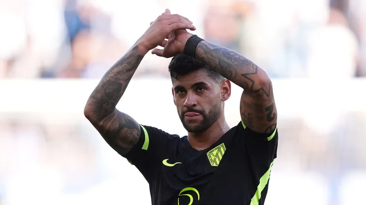 VITORIA-GASTEIZ, SPAIN - OCTOBER 10: Cristian Romero of Atletico Madrid applauds the fans after the LaLiga EA Sports 2026/27 match between Deportivo Alaves and Atletico de Madrid at Estadio de Mendizorroza on October 10, 2026 in Vitoria-Gasteiz, Spain. (Photo by Juan Manuel Serrano Arce/Getty Images)