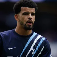 Dominic Solanke celebra reação do Tottenham em empate