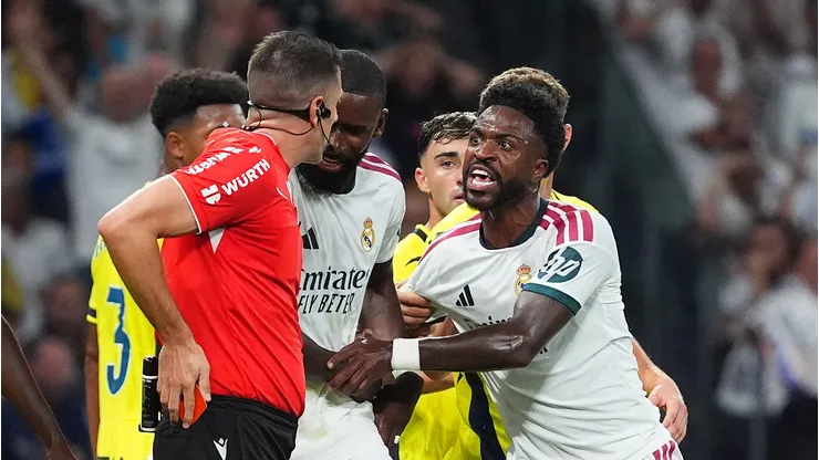 Vini Jr é expulso após ter gol anulado contra o Villarreal. Foto: Angel Martinez/Getty Images)