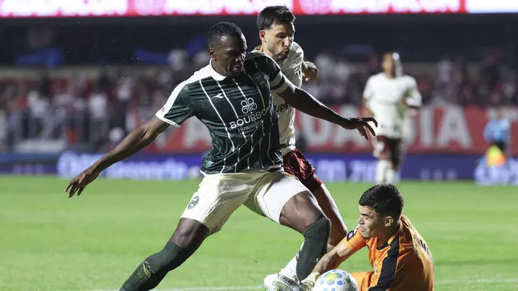 SAO PAULO, BRAZIL - AUGUST 15: Jonathan Calleri of Sao Paulo fights for the ball with Pedro Morisco and Jacy of Coritiba during a Brasileirao 2026 match between Sao Paulo and Coritiba at MorumBIS Stadium on August 15, 2026 in Sao Paulo, Brazil. (Photo by Alexandre Schneider/Getty Images)