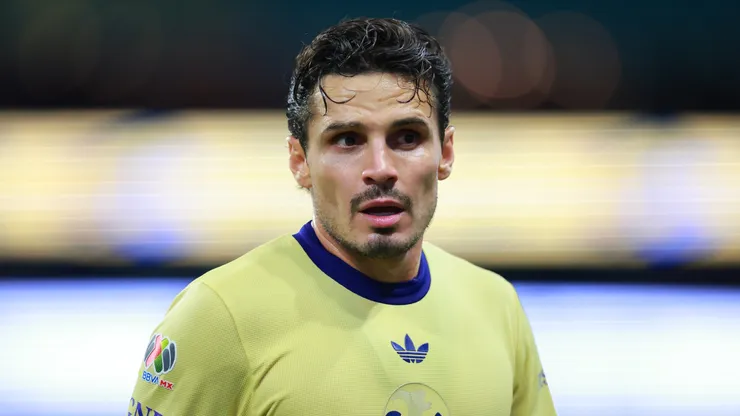 Raphael Veiga, do América, observa o jogo durante a 11ª rodada do Torneio Apertura 2026 da Liga MX entre América e Monterrey, no Estádio Banorte, em 10 de outubro de 2026, na Cidade do México, México. (Foto de Hector Vivas/Getty Images)