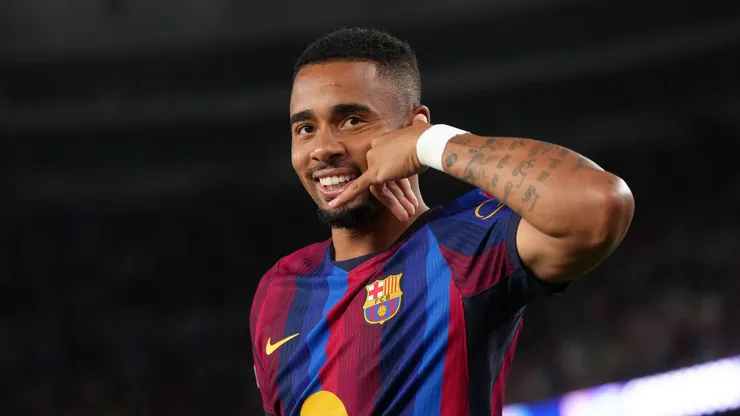 Gabriel Jesus marca pelo Barcelona. (Foto: Alex Caparros/Getty Images)