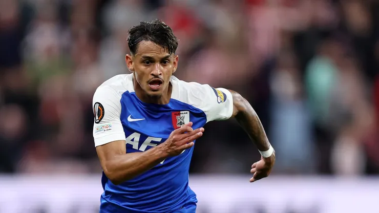 Wesley Patati, do AZ Alkmaar, corre com a bola durante a partida da 1ª rodada da fase de grupos da Liga Europa da UEFA 2026/27 entre Sunderland AFC e AZ Alkmaar, no Estádio da Luz, em 16 de setembro de 2026, em Sunderland, Inglaterra. (Foto de George Wood/Getty Images)