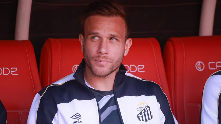 Arthur atualmente defende o Santos.