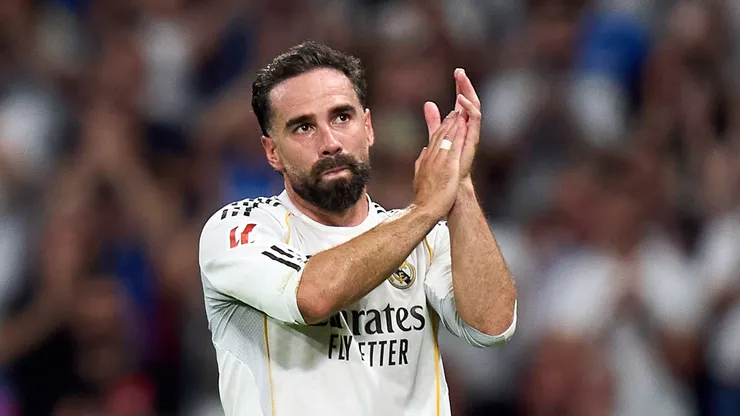 Daniel Carvajal, do Real Madrid, acena para os torcedores ao deixar o campo durante sua última partida pelo Real Madrid, no jogo da LaLiga EA Sports entre Real Madrid CF e Athletic Club, no Estádio Santiago Bernabéu, em 23 de maio de 2026, em Madri, Espanha. (Foto de Angel Martinez/Getty Images)